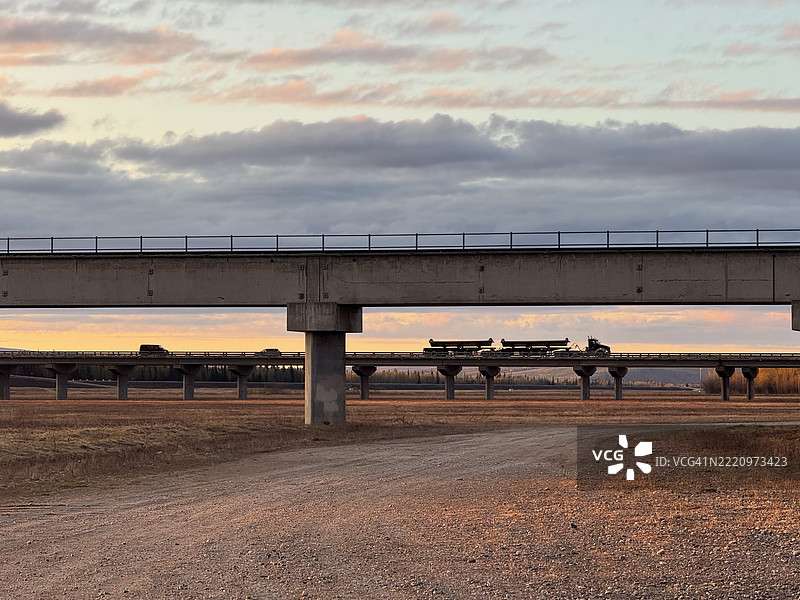 桥梁在多云天空下的景观，阿拉斯加，美国图片素材