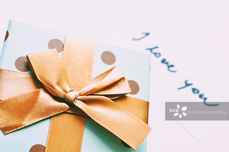 桌子上的礼品盒特写图片素材