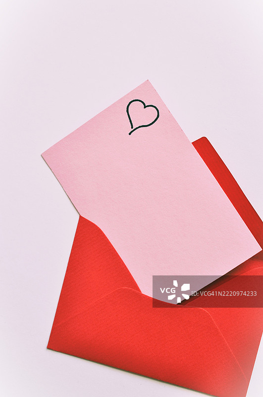 红色信封与浪漫礼品卡图片素材