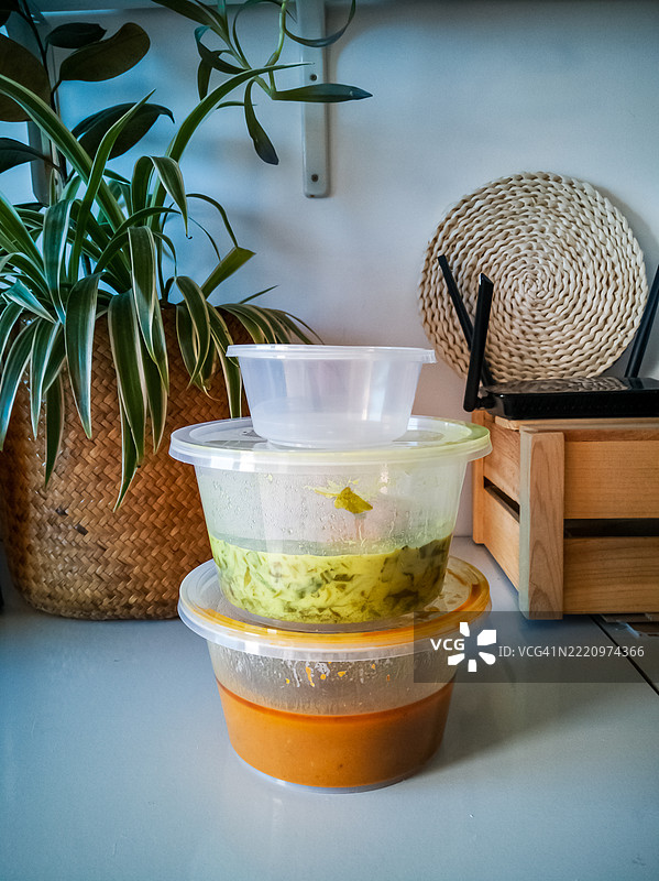 马来西亚传统美食，椰浆蕨菜和肉咖喱装在容器里图片素材