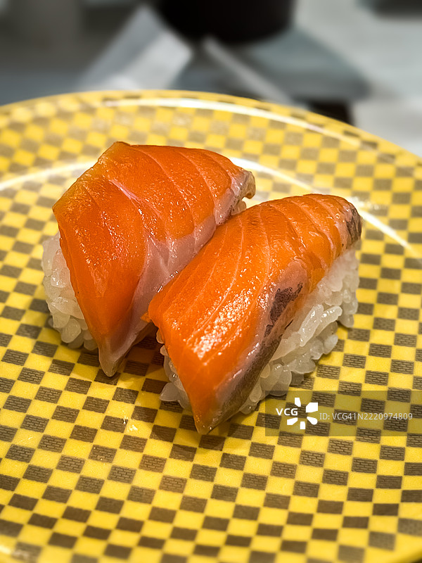 新鲜三文鱼握寿司特写摆放在精美的盘子上图片素材