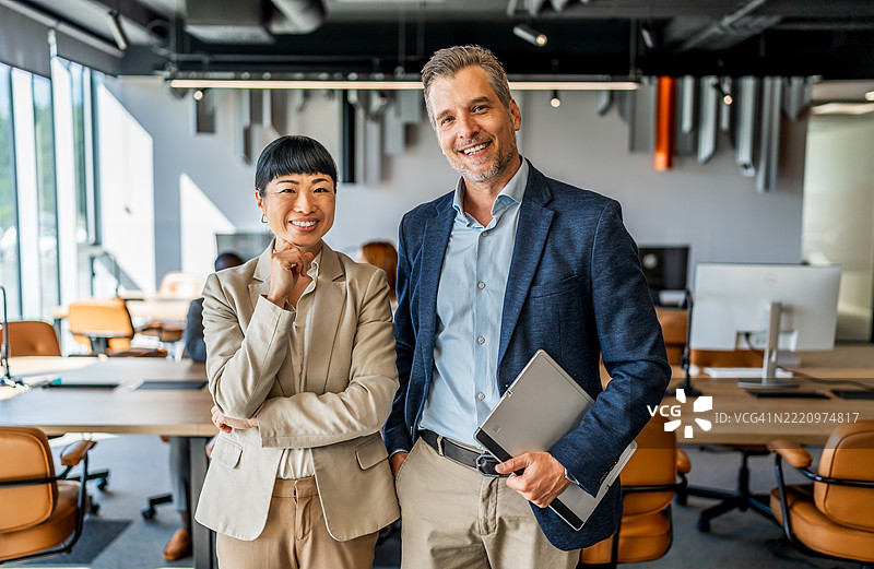 现代办公室中两位微笑的商务人士肖像图片素材