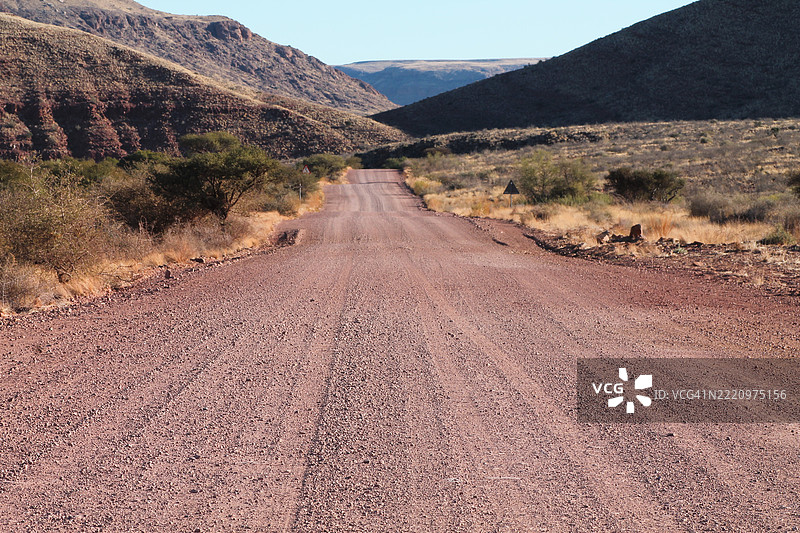 田野间的公路与天空的美丽景色图片素材