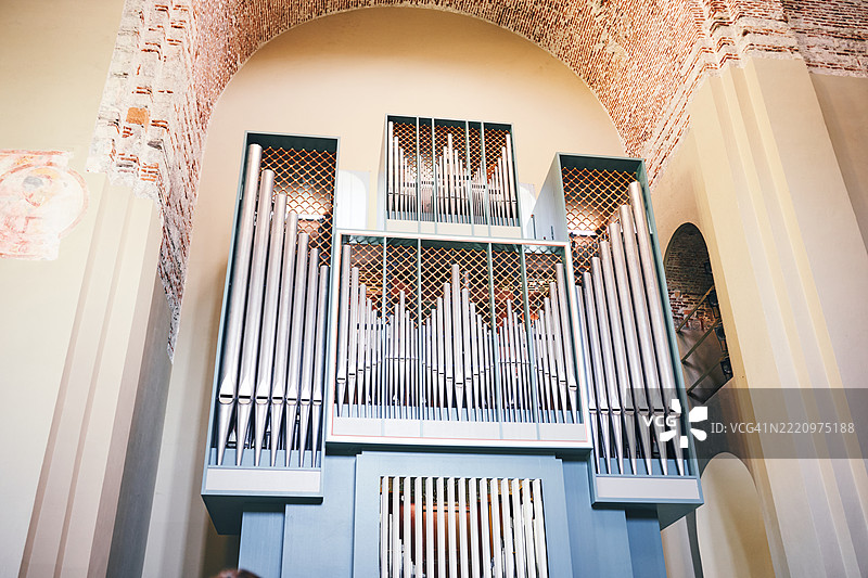 历史教堂环境中的大型复杂管风琴图片素材