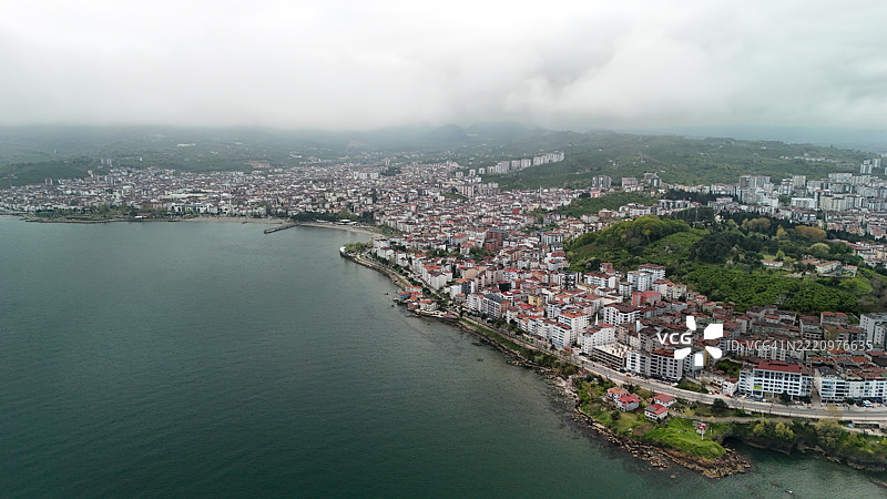 土耳其奥尔杜海边城市的高角度视图与天空相映图片素材