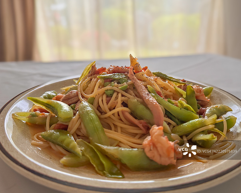 桌子上盘子里的食物特写，日本图片素材