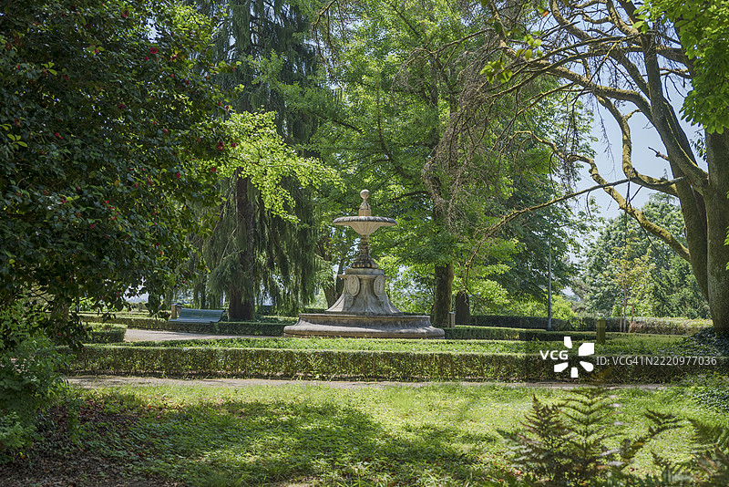 圣地亚哥-德孔波斯特拉阿拉梅达公园的费拉杜拉步道上的喷泉图片素材