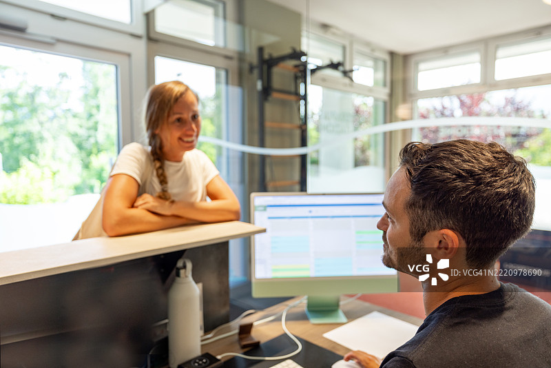 物理治疗师在诊所协助患者制定锻炼计划图片素材