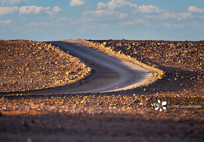 鱼河峡谷悬崖旁的小路图片素材