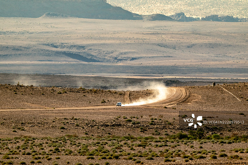 巴士在纳米比亚的泥土道路上行驶图片素材