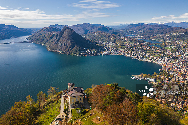 湖 Lugano 和卢加诺市的观景点鸟瞰图图片素材