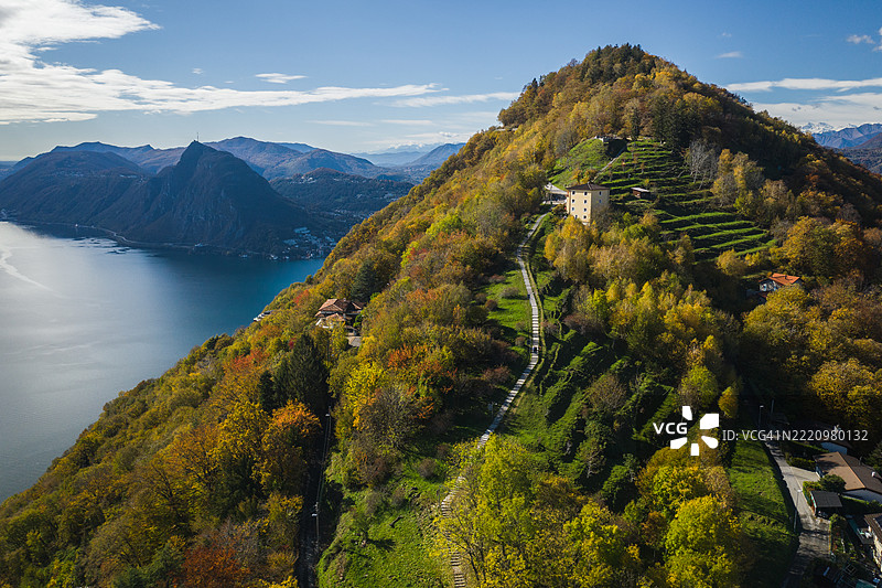 郁郁葱葱的山峰和湖泊的鸟瞰图图片素材