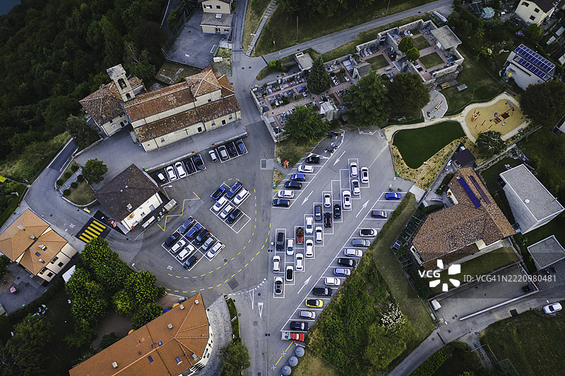山顶村庄的鸟瞰图图片素材
