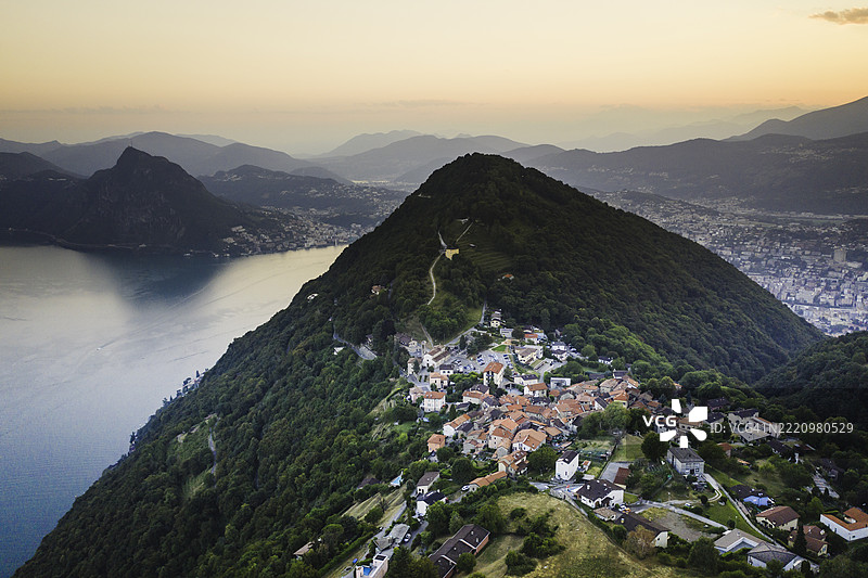 日出时分的山顶村庄和山脉的鸟瞰图图片素材