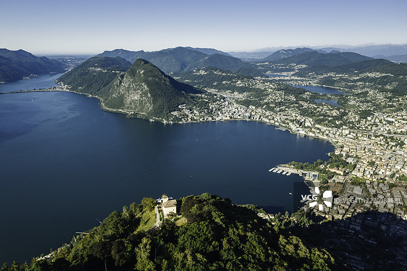 卢加诺湖和卢加诺市的鸟瞰图图片素材