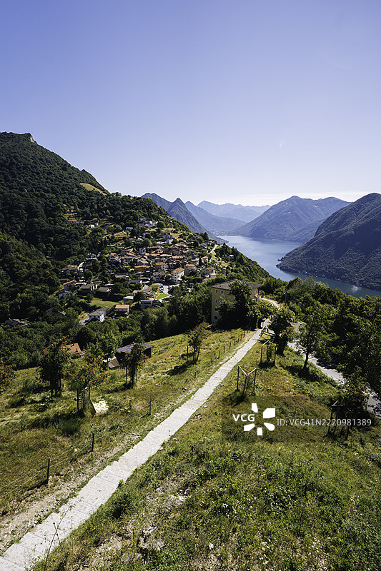 蒙特布雷和卢加诺湖的步道鸟瞰图图片素材