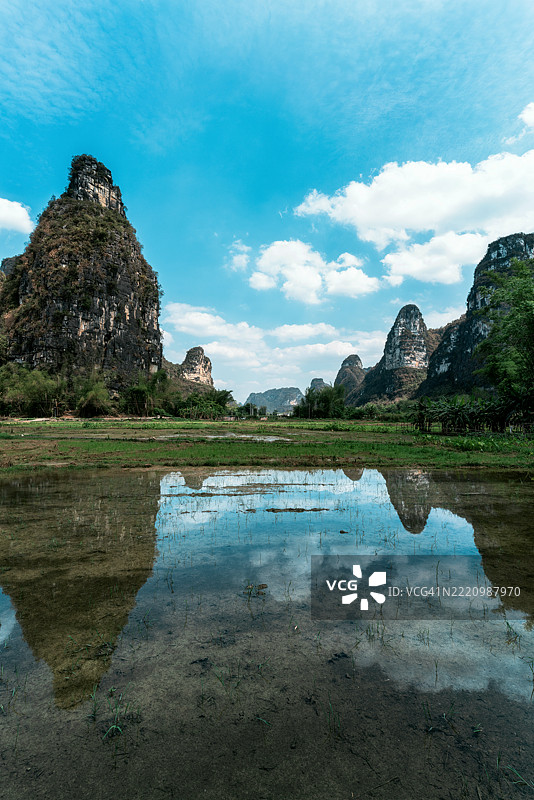中国广西的喀斯特地貌与稻田图片素材