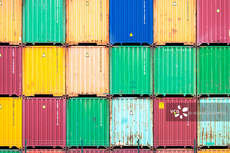 五彩缤纷的集装箱全景拍摄图片素材
