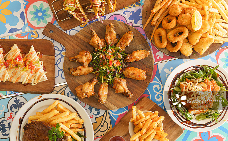 节日餐桌上的五彩缤纷美食。图片素材