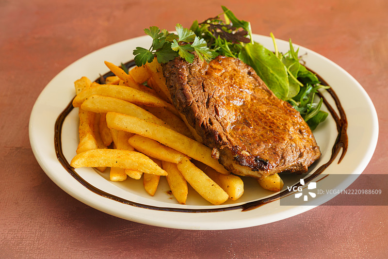牛排配薯条。图片素材