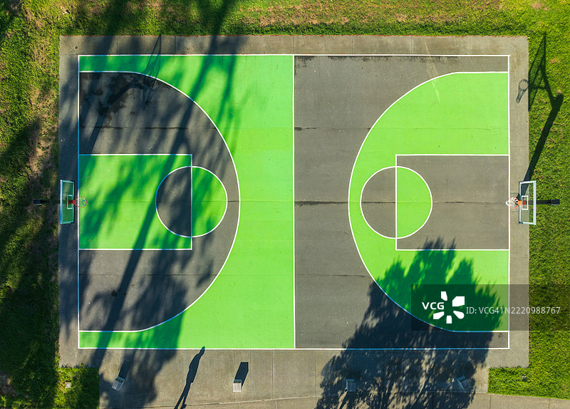 无人活动的社区球场鸟瞰图。图片素材
