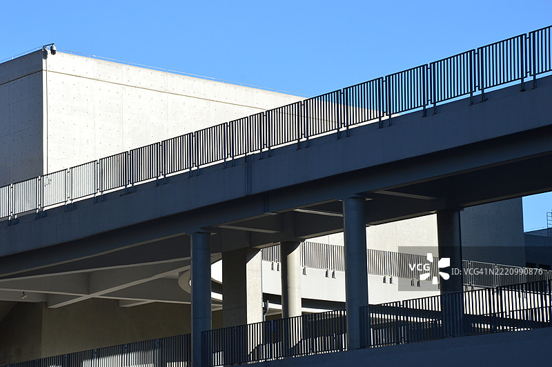 低角度视图下的桥梁与晴朗的蓝天图片素材