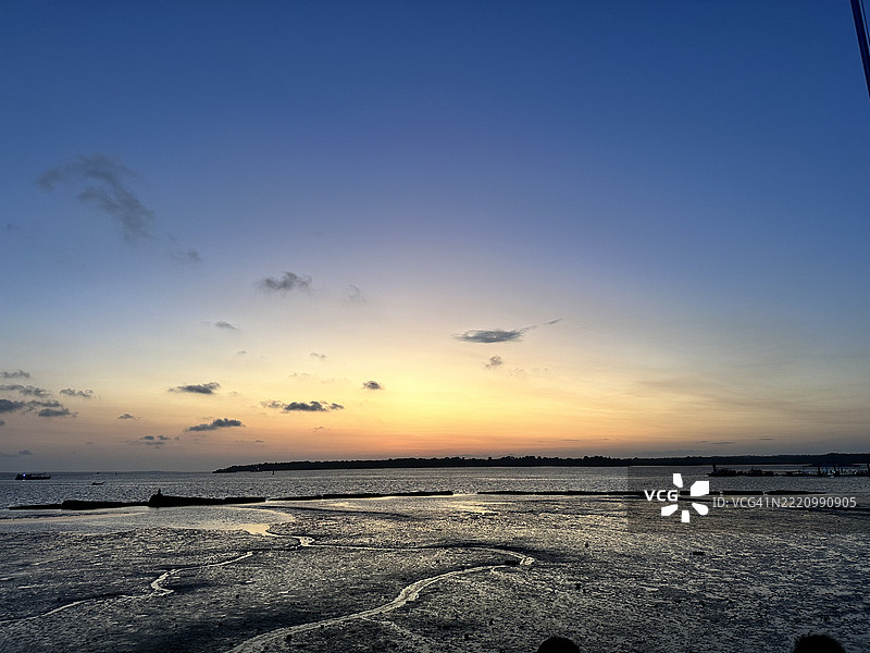 哥伦比亚瓦尔德卡卡省布埃纳文图拉海岸的宁静日落图片素材