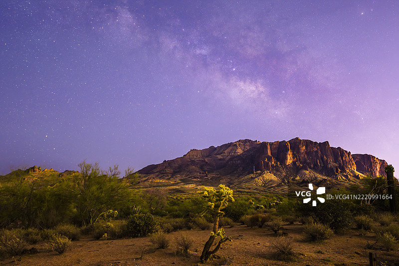 夜空下的山脉美景，亚利桑那州阿帕奇交汇， 美国图片素材