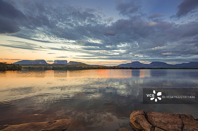 委内瑞拉卡奈玛国家公园的卡拉奥河和特普伊山脉的清晨全景。图片素材