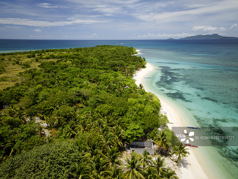 巴尔巴贡岛，吉甘特斯群岛，菲律宾的原始海滩和郁郁葱葱的绿色植被图片素材