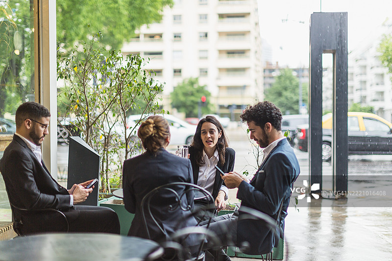 商务专业人士在户外开会图片素材
