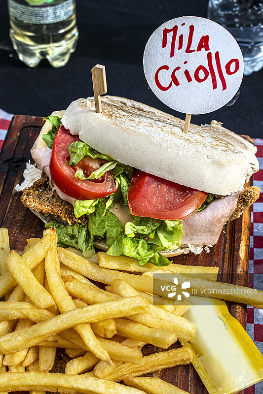 米兰萨克里奥洛三明治配蔬菜和薯条 - 传统阿根廷美食图片素材