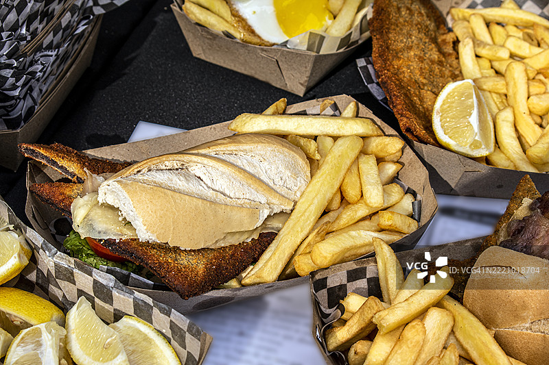 米兰萨三明治配生菜、西红柿和薯条。传统阿根廷美食。图片素材