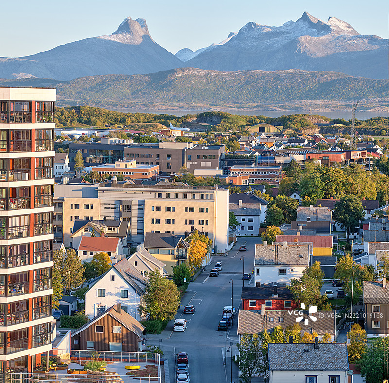 挪威北极圈内博多市的全景，展示了建筑、房屋和山脉。图片素材