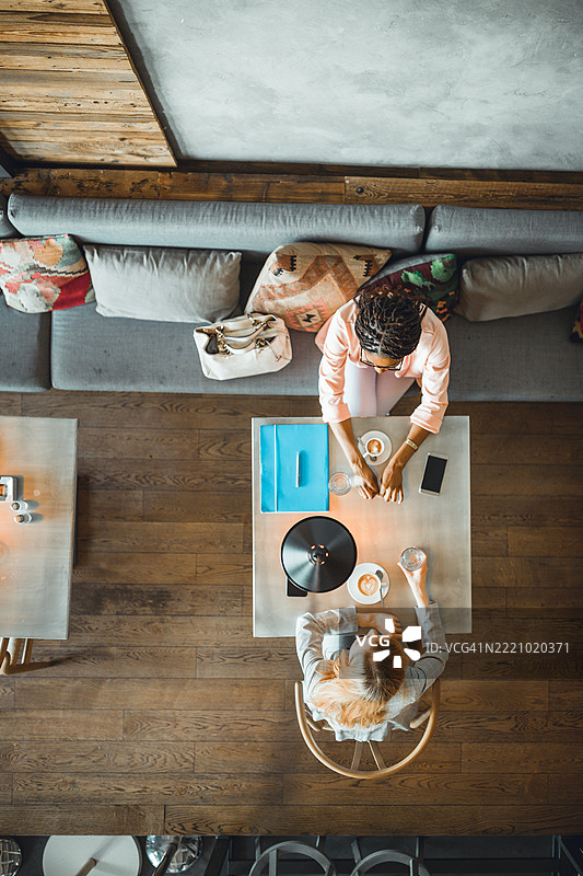 从上方俯瞰舒适咖啡馆中的休闲会议图片素材