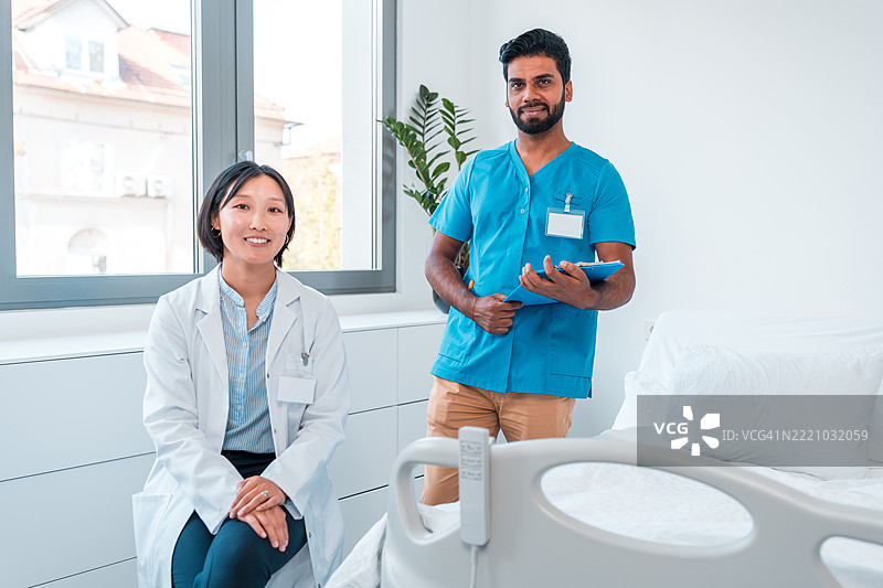 亚洲医生和印度护士在医院病房内图片素材