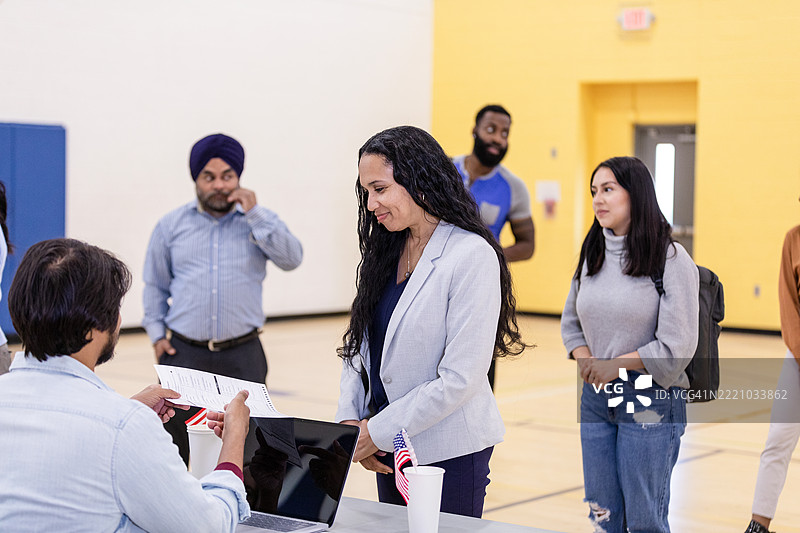 多元化的成年人在投票站，选举日图片素材