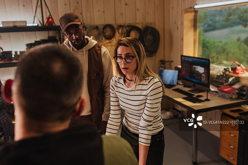 初创团队在现代工作坊中进行研究和开发图片素材