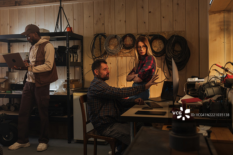 创业团队在工作室讨论项目，使用电脑。图片素材