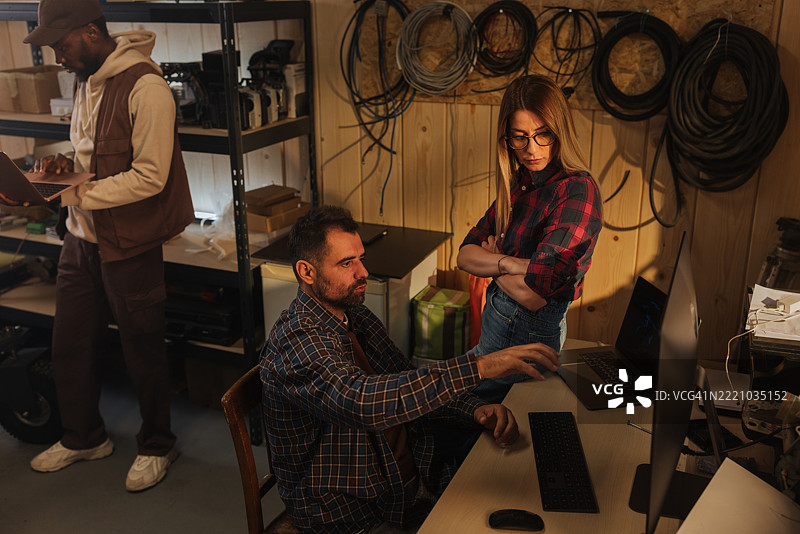 初创团队在他们的工作坊中进行项目工作图片素材