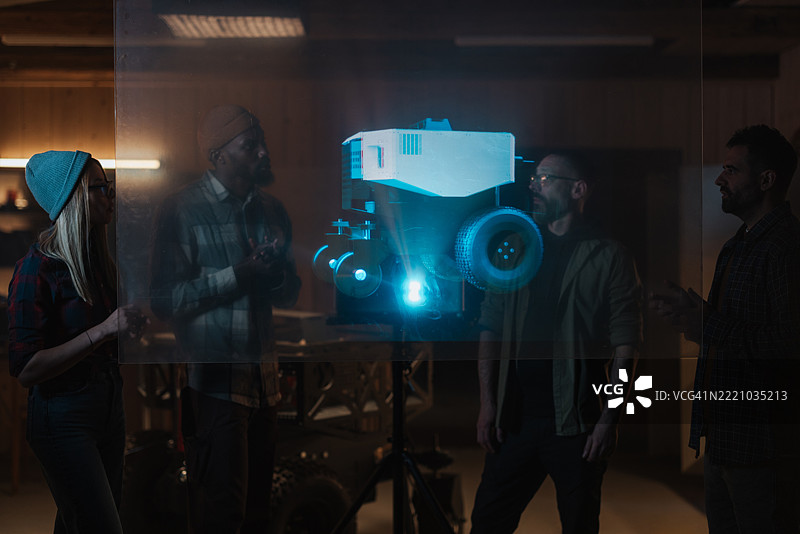 机器人研究人员正在合作开发未来车辆的全息投影图片素材