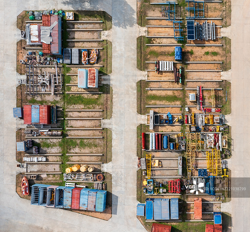 户外储存设施中系统性组织的工业设备和工具的鸟瞰图。图片素材