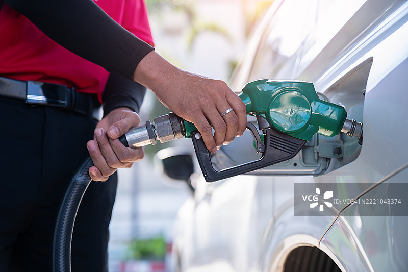 男子在加油站加油图片素材