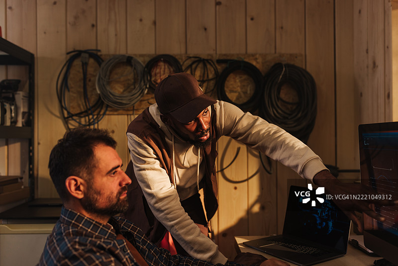 初创团队在办公室研究和开发新软件图片素材