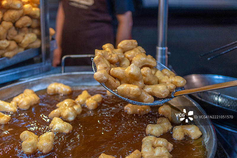 热锅上出售的油条或炸面条（称为“发粽”）。图片素材