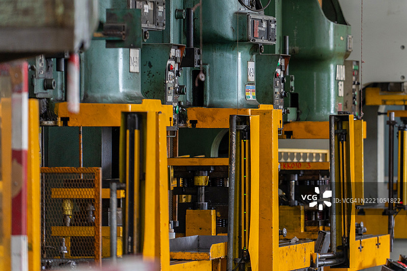 重型设备引擎 特写镜头突显推土机引擎的强大机械，展现其机械部件的精细细节，散发出力量和耐用性。图片素材