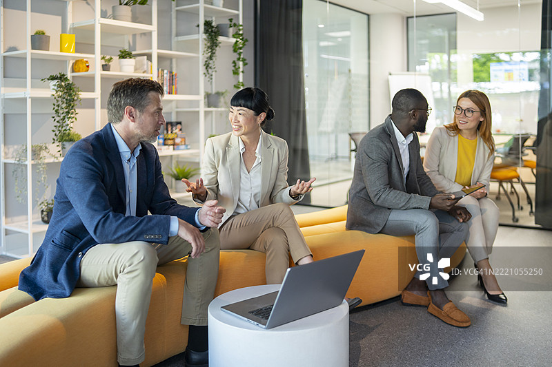 商务人士在现代办公室开会图片素材