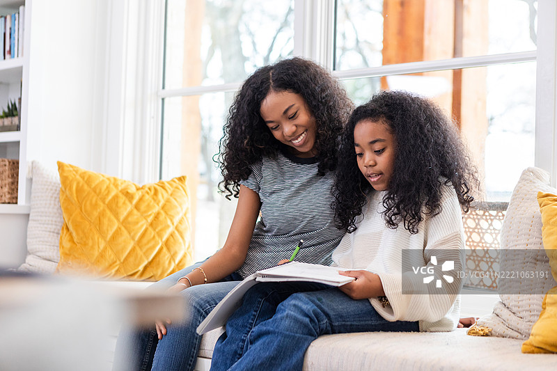 姐妹一起做作业；家庭亲情图片素材