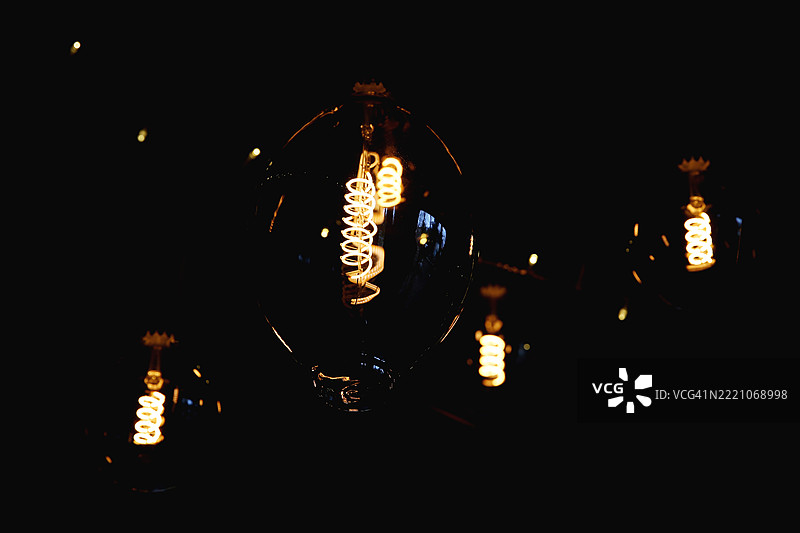 小酒吧里的现代电灯，氛围低调图片素材