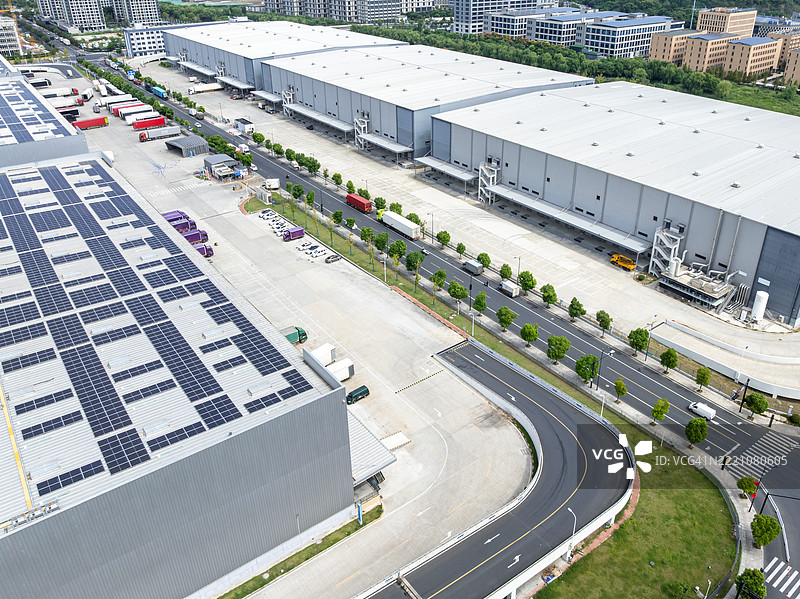物流仓库上的太阳能电池板图片素材